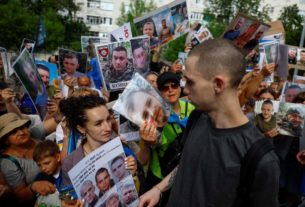 Українська жінка шукає чоловіка, який зник безвісти два роки тому
