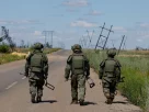 Cолдати шукають вибухівку під час операції з розмінування в червні в Донецькій області на сході України.