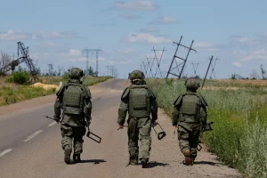 Cолдати шукають вибухівку під час операції з розмінування в червні в Донецькій області на сході України.