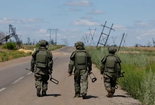 Cолдати шукають вибухівку під час операції з розмінування в червні в Донецькій області на сході України.