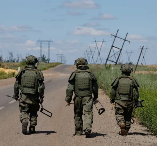 Cолдати шукають вибухівку під час операції з розмінування в червні в Донецькій області на сході України.
