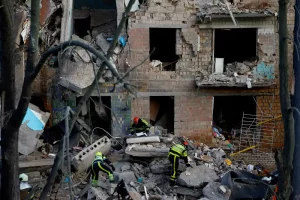Російські атаки на Київщину вбили вісьмох і поранили десятки людей, заявляє Україна