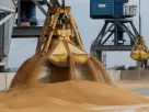 завантаження зерна ковшем у морському порті