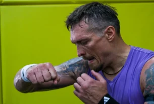 Олександр Усик: чемпіон світу у важкій вазі не забуває про Україну, готуючись до свого наступного великого бою