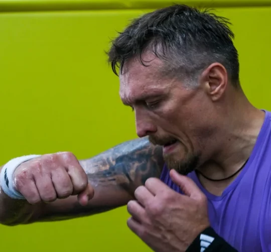Олександр Усик: чемпіон світу у важкій вазі не забуває про Україну, готуючись до свого наступного великого бою