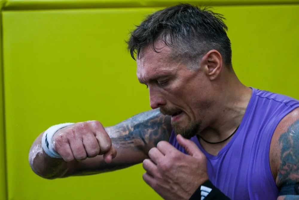 Олександр Усик: чемпіон світу у важкій вазі не забуває про Україну, готуючись до свого наступного великого бою