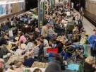 українці ховаються у підземних метро під час повітряних атак на місто