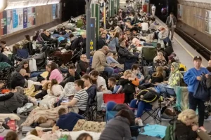 українці ховаються у підземних метро під час повітряних атак на місто