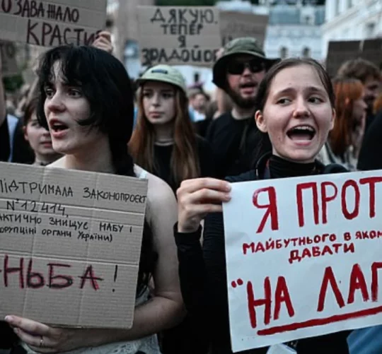 На вулицях України спалахнули протести проти Зеленського після підписання «суперечливого» антикорупційного закону
