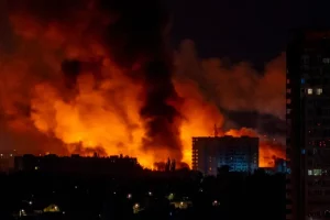 Україна повідомляє про найпотужніші російські атаки з початку війни