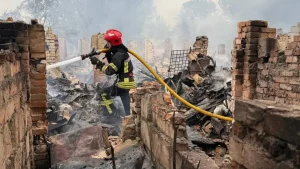 тушіння пожежи від атаки на український луцьк