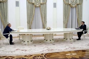 Президент Росії Володимир Путін (ліворуч) слухає президента Франції Еммануеля Макрона під час саміту в Кремлі в Москві, Росія, 7 лютого 2022 року.