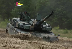 Польські солдати їдуть на південнокорейському танку K2 Black Panther під час тренування на полігоні в Браньово, Польща, 24 червня 2025 року