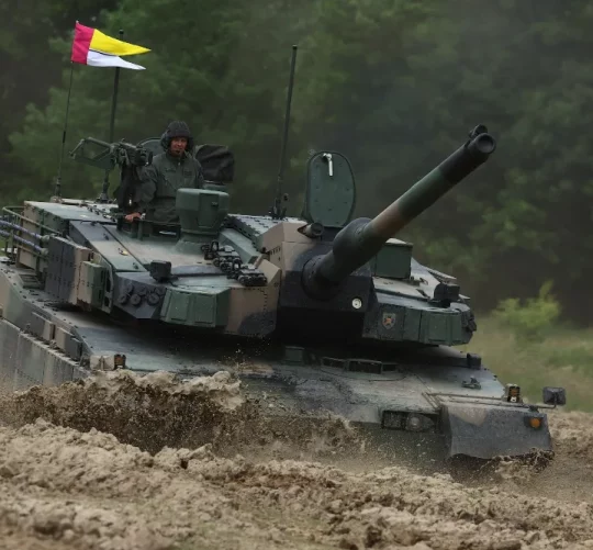 Польські солдати їдуть на південнокорейському танку K2 Black Panther під час тренування на полігоні в Браньово, Польща, 24 червня 2025 року