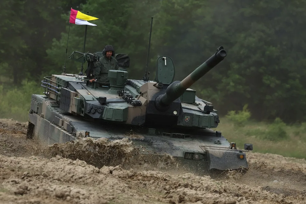Польські солдати їдуть на південнокорейському танку K2 Black Panther під час тренування на полігоні в Браньово, Польща, 24 червня 2025 року