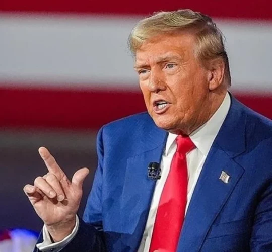 дональд трамп розказує жестами