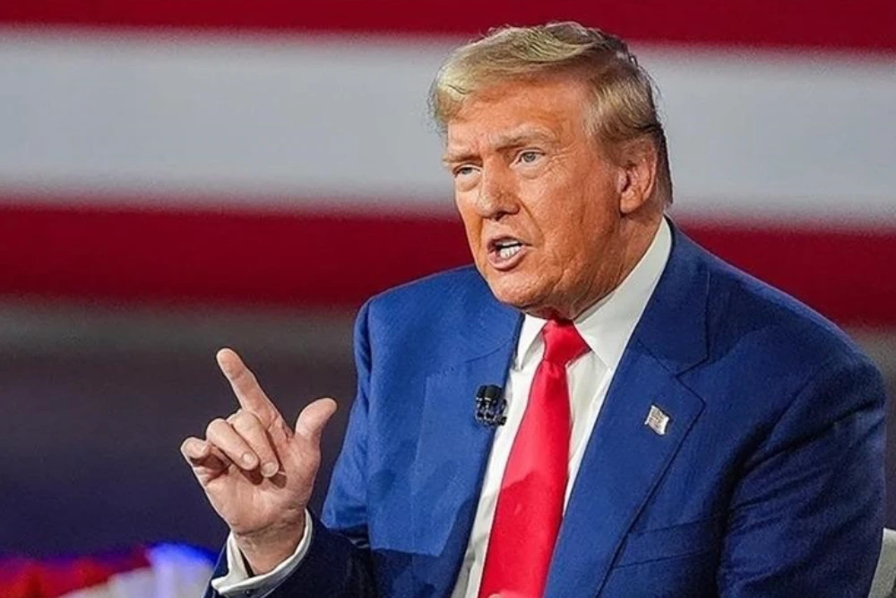 дональд трамп розказує жестами