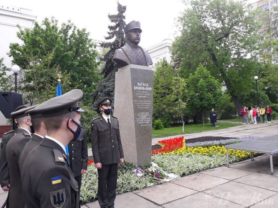 Бронзове погруддя Василю Вишиваному