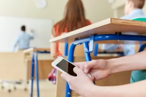 заборона смартфонів у італії у шкільних закладах