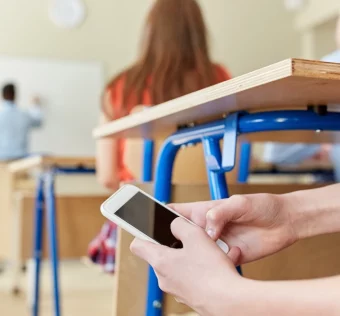 заборона смартфонів у італії у шкільних закладах