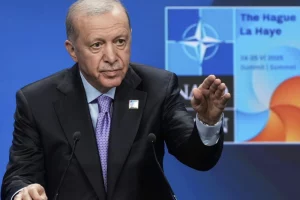 Президент Туреччини Реджеп Таїп Ердоган жестикулює під час прес-конференції після пленарного засідання на саміті НАТО в Гаазі, Нідерланди, 25 червня 2025 року.