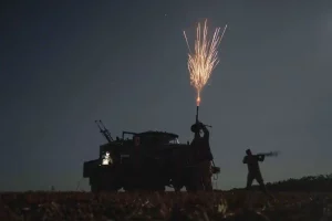 Українські солдати з підрозділу протиповітряної оборони 59-ї бригади ведуть вогонь по російських ударних безпілотниках у Дніпропетровській області, Україна, неділя, 10 серпня 2025 року.