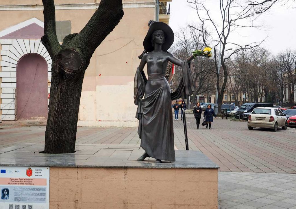 Пам’ятник Вірі Холодній в Одесі