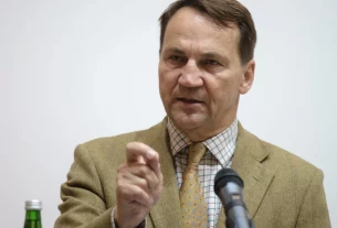 Радослав Сікорський дорікає Москві за "нездатність жити в мирі" зі своїми сусідами після серії вторгнень у повітряний простір НАТО.
