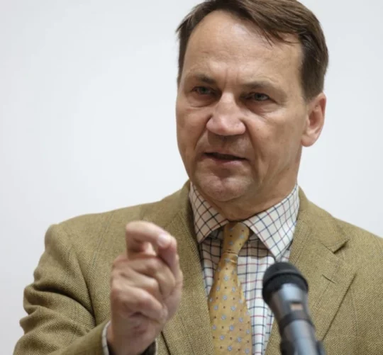 Радослав Сікорський дорікає Москві за "нездатність жити в мирі" зі своїми сусідами після серії вторгнень у повітряний простір НАТО.