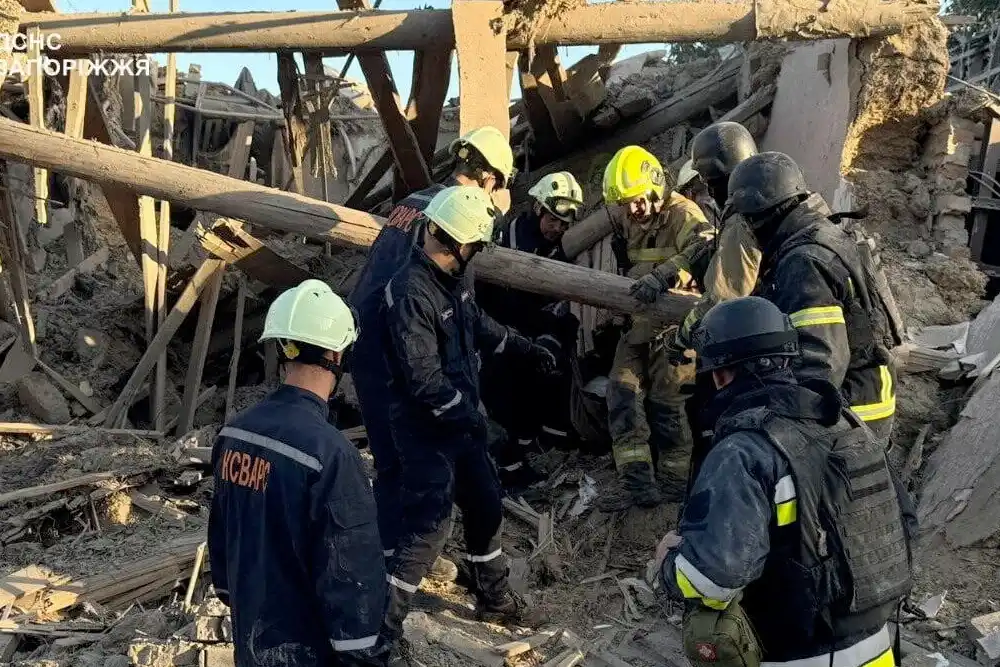 Троє людей загинули внаслідок російських бомбардувань Запоріжжя