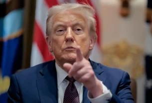 трамп показує на тебе пальцем