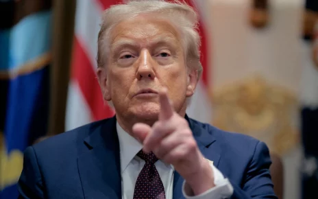 трамп показує на тебе пальцем