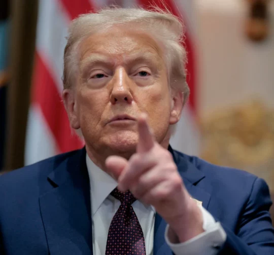 трамп показує на тебе пальцем