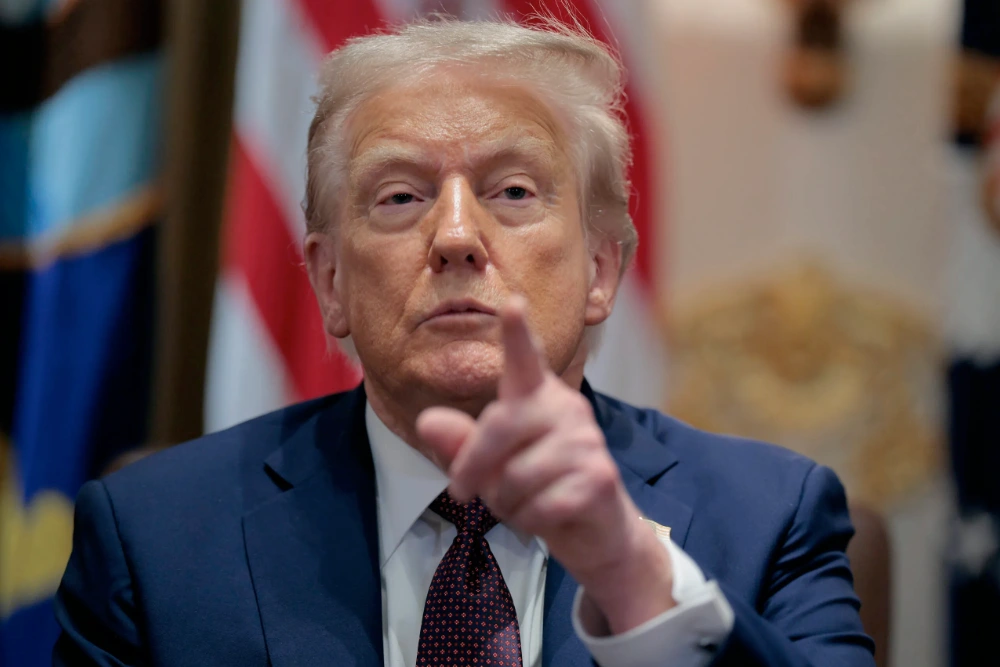 трамп показує на тебе пальцем