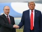 путін та трамп тримаються за руки для преси