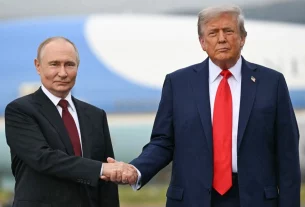 путін та трамп тримаються за руки для преси