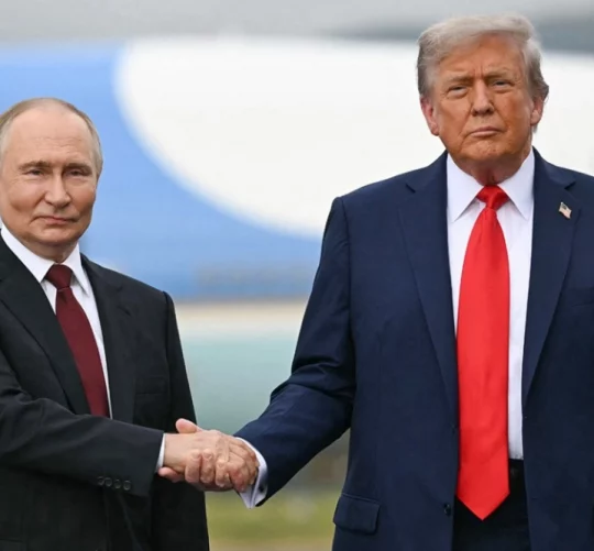 путін та трамп тримаються за руки для преси
