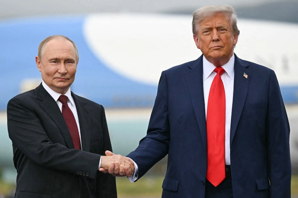 путін та трамп тримаються за руки для преси