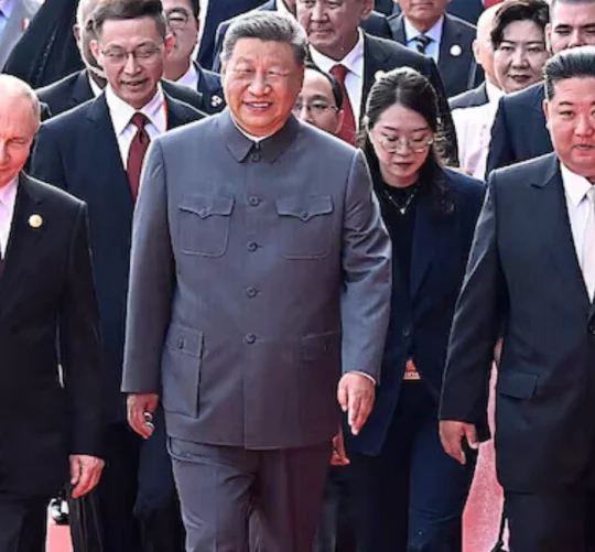 Президент Китаю Сі Цзіньпін не лише продемонстрував військову міць своєї країни на військовому параді в середу з нагоди 80-ї річниці капітуляції Японії у Другій світовій війні, але й спільний фронт з Росією та Північною Кореєю проти США та Заходу.