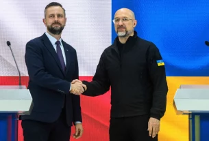 Міністр національної оборони Польщі Владислав Косіняк-Камиш прибув у четвер до Києва, де зустрівся, зокрема, зі своїм українським колегою, колишнім прем'єр-міністром України Денисом Шмигалем.