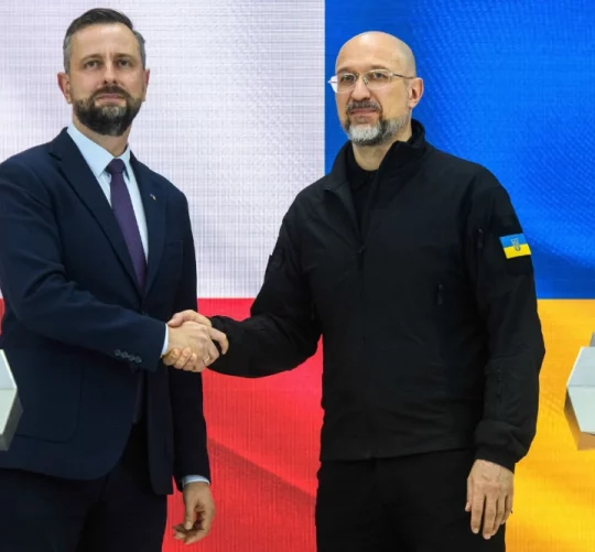Міністр національної оборони Польщі Владислав Косіняк-Камиш прибув у четвер до Києва, де зустрівся, зокрема, зі своїм українським колегою, колишнім прем'єр-міністром України Денисом Шмигалем.