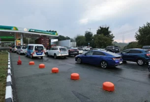 Паливна криза в Росії посилилася після українських атак, кажуть джерела