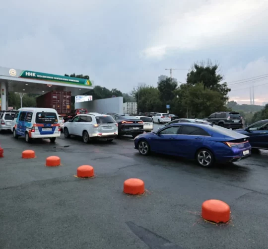 Паливна криза в Росії посилилася після українських атак, кажуть джерела