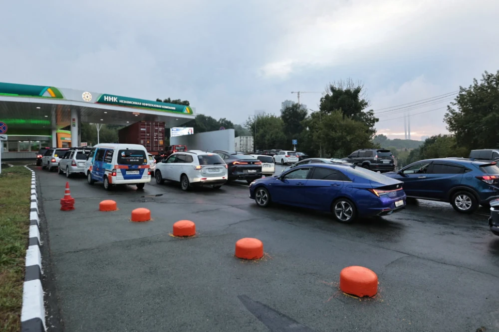 Паливна криза в Росії посилилася після українських атак, кажуть джерела