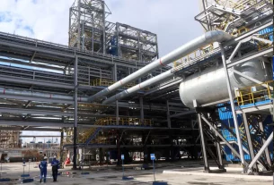 Українські безпілотники знову атакують найбільший нафтохімічний комплекс Росії