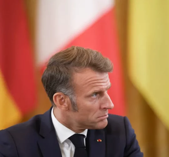 Падіння уряду випробовує Макрона на міцність, як ніколи раніше