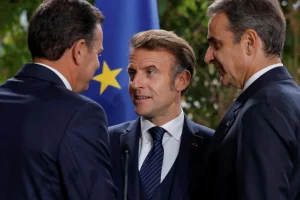 Французький президент Макрон у супроводі португальського президента Монтенегро та грецького прем'єр-міністра Міцотакіса в Словенії.