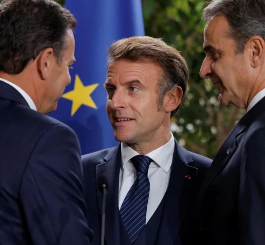 Французький президент Макрон у супроводі португальського президента Монтенегро та грецького прем'єр-міністра Міцотакіса в Словенії.