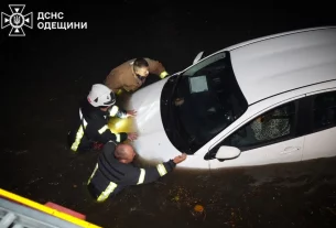Українські рятувальники борються з погодними катаклізмами, які забрали життя дев'ятьох людей в Одесі
