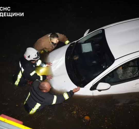 Українські рятувальники борються з погодними катаклізмами, які забрали життя дев'ятьох людей в Одесі